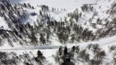 Karla kaplı dağların ve İsviçre Alplerindeki Piz Pal 'in muhteşem görüntüleri.