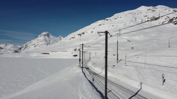 Svizzera Alpi Saint Moritz Febbraio 2021 Bernina Express Treno Rosso — Video Stock