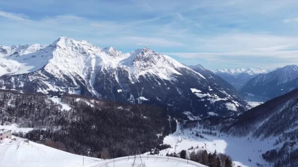 Bir Vadinin Hava Görüntüleri Dağların Tepeleri Orman Kar Manzarası Sviçre — Stok video