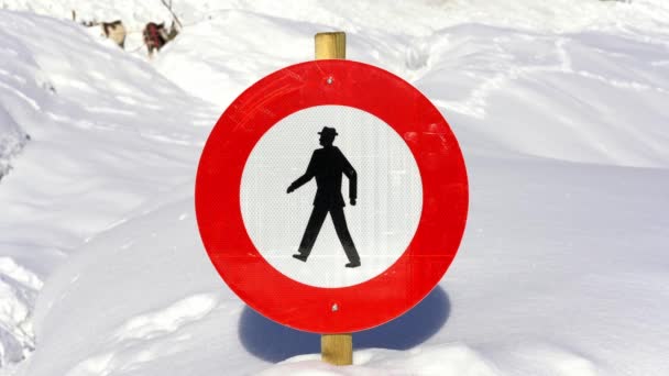 Des Images Panneaux Signalisation Curieux Submergés Par Neige Représentant Homme — Video