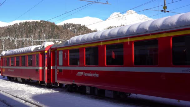 Svizzera Alpi Saint Moritz Febbraio 2021 Bernina Express Treno Rosso — Video Stock