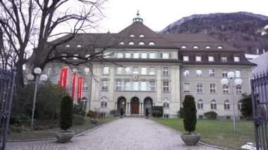 İsviçre Alpleri, Poschiavo Şubat 2021 - Bernina Express 'in insansız hava aracı görüntüsü, Bernina' nın Ospizio Bernina istasyonundaki kırmızı treni - Unesco dünya mirası - Lago Bianco (beyaz göl) 