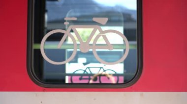 İsviçre Alpleri, Poschiavo Şubat 2021 - Bernina Express 'in insansız hava aracı görüntüsü, Bernina' nın Ospizio Bernina istasyonundaki kırmızı treni - Unesco dünya mirası - Lago Bianco (beyaz göl) 