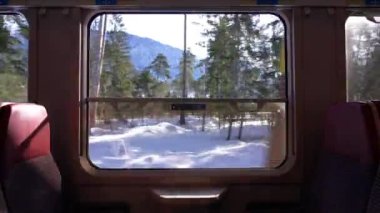 Bernina Express 'in kırmızı treni Lago Bianco' nun (Beyaz Göl) UNESCO Dünya Mirası Alanından muhteşem görüntüler - Karla kaplı dağlar ve İsviçre Alplerindeki buzullar Piz Pal