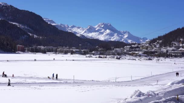 圣莫里茨2021年2月 科维德19型科罗纳维鲁病毒疫情爆发期间 人们在雪地中行走 湖面景观被冻结在萨尼特莫里茨 — 图库视频影像