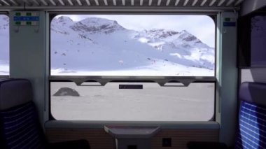 Bernina Express 'in kırmızı treni Lago Bianco' nun (Beyaz Göl) UNESCO Dünya Mirası Alanından muhteşem görüntüler - Karla kaplı dağlar ve İsviçre Alplerindeki buzullar Piz Pal
