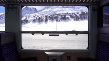 Bernina Express 'in kırmızı treni Lago Bianco' nun (Beyaz Göl) UNESCO Dünya Mirası Alanından muhteşem görüntüler - Karla kaplı dağlar ve İsviçre Alplerindeki buzullar Piz Pal