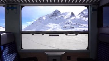 Bernina Express 'in kırmızı treni Lago Bianco' nun (Beyaz Göl) UNESCO Dünya Mirası Alanından muhteşem görüntüler - Karla kaplı dağlar ve İsviçre Alplerindeki buzullar Piz Pal