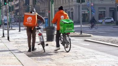 İtalya, Milano 25 Eylül 2019. Gittikçe daha fazla bisikletçi eve, ofise ya da ihtiyacınız olduğunda yiyecek getiriyor. Glovo, Foodora, sadece yiyin, Uber en önemli yemek dağıtım topluluğunu yer.