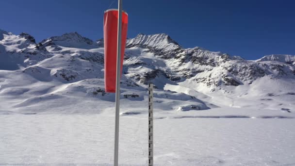 Bergspitze Komplett Mit Schnee Und Eis Bedeckt Signale Instrumente Zur — Stockvideo