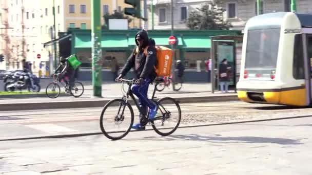 Itálie Milán Září 2019 Stále Více Cyklistů Doručuje Potraviny Domova — Stock video