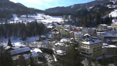 İsviçre Alpleri, Poschiavo Şubat 2021 - Bernina Express 'in insansız hava aracı görüntüsü, Bernina' nın Ospizio Bernina istasyonundaki kırmızı treni - Unesco dünya mirası - Lago Bianco (beyaz göl) 