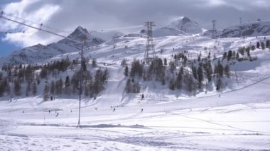 İsviçre Alpleri, Poschiavo Şubat 2021 - Bernina Express 'in insansız hava aracı görüntüsü, Bernina' nın Ospizio Bernina istasyonundaki kırmızı treni - Unesco dünya mirası - Lago Bianco (beyaz göl) 
