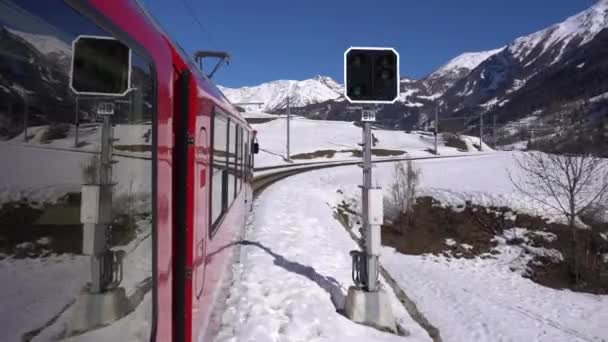 Svizzera Alpi Saint Moritz Febbraio 2021 Bernina Express Treno Rosso — Video Stock