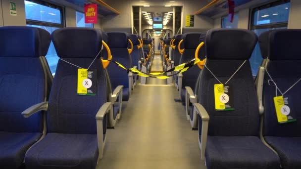 スイスアルプス サンモリッツ2021年2月 ベルニーナ エクスプレス サンモリッツ駅のベルニーナ パスの赤い列車 ユネスコ世界遺産 馬車の乗客の空の席 — ストック動画