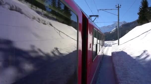 瑞士阿尔卑斯山 圣莫里茨2021年2月 贝尼纳特快 圣莫里茨车站的红色贝尼纳特快道 联合国教科文组织世界遗产 莱茵铁路 雪天晴空 铁路列车镜头 — 图库视频影像
