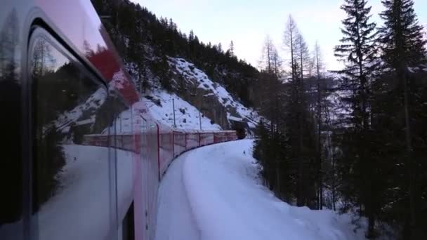 Zwitserland Alpen Saint Moritz Februari 2021 Bernina Express Rode Trein — Stockvideo