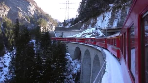 Svájci Alpokban Saint Moritz Február 2021 Bernina Express Piros Vonat — Stock videók