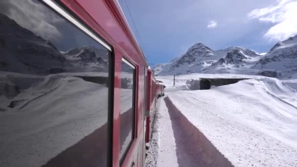 Ελβετία Άλπεις Saint Moritz Φεβρουάριος 2021 Bernina Express Κόκκινο Τρένο — Αρχείο Βίντεο