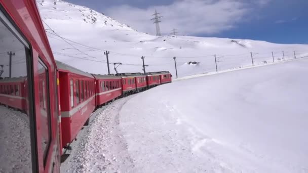 Suiza Alpes Saint Moritz Febrero 2021 Bernina Express Tren Rojo — Vídeo de stock
