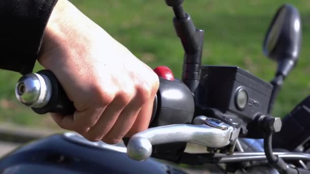 Mano Masculina Girando Motocicleta Acelerar Para Salir — Vídeos de Stock