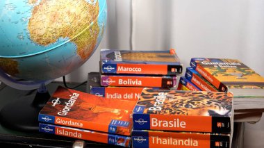 EUROPE, İtalya, MILAN Mart 2021 - Bir kütüphane evinde turizm koleksiyonu için Yalnız Gezegen Seyahat Rehberi - Covid-19 Coronavirus karantina evinden sonra seyahat etmek istiyor