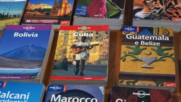 Europa Italia Milán Marzo 2021 Lonely Planet Travel Guide Books — Vídeo de stock