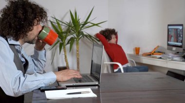 Avrupa, İtalya, Milan Mart 2021 - Covid-19 Coronavirus tecrit karantinası sırasında çocuklar bilgisayar ile evde okul dersleri alıyorlar - akıllı çalışma maskeli baba 