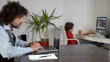 Avrupa, İtalya, Milan Mart 2021 - Covid-19 Coronavirus tecrit karantinası sırasında çocuklar bilgisayar ile evde okul dersleri alıyorlar - akıllı çalışma maskeli baba 