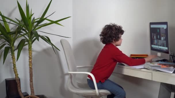 Европа Италия Милан Март 2021 Мальчик Делает Домашнюю Работу Компьютером — стоковое видео