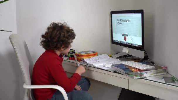 2021年3月 意大利米兰 科维德19号验尸检疫期间 男孩用电脑做作业 — 图库视频影像