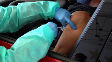 Milano - Prosegue la vaccinazione di Astrazeneca al centro vacini regione Lombardia al parco di Trenno - esercito e militari somministrano il vaccino in auto - car drive