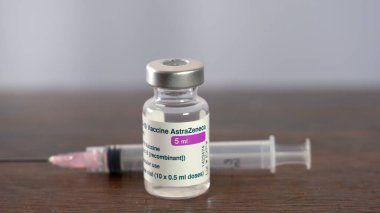 Avrupa, İtalya Milano - Mart 2021 Covid-19 Coronavirus 'a karşı aşı - AstraZeneca aşısı - bir hastanede doktor eli ve babası