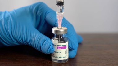 Avrupa, İtalya Milano - Mart 2021 Covid-19 Coronavirus 'a karşı aşı - AstraZeneca aşısı - bir hastanede doktor eli ve babası