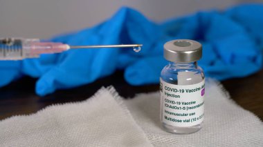 Avrupa, İtalya Milano - Mart 2021 Covid-19 Coronavirus 'a karşı aşı - AstraZeneca aşısı - bir hastanede doktor eli ve babası
