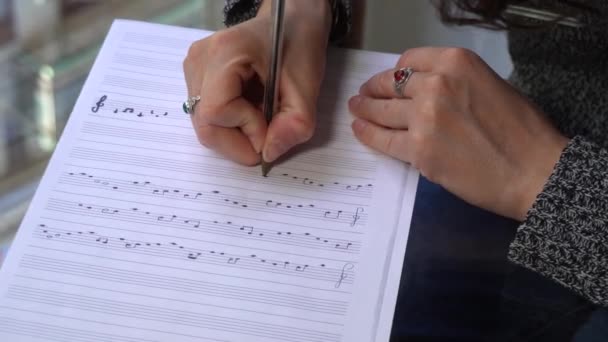 Musicus Componist Meisje Hand Schrijft Muziek Met Noten Muziekpartituur Vel — Stockvideo