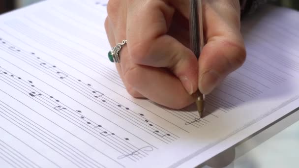 Musicus Componist Meisje Hand Schrijft Muziek Met Noten Muziekpartituur Vel — Stockvideo