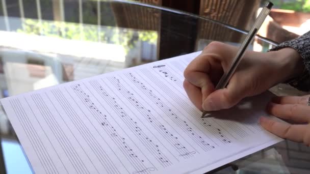 Musicus Componist Meisje Hand Schrijft Muziek Met Noten Muziekpartituur Vel — Stockvideo