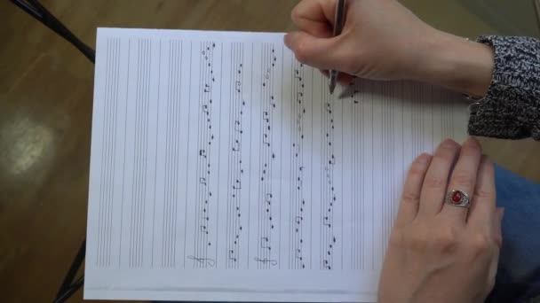 音乐家作曲家女孩用乐谱表写音乐 三重唱和古典旋律歌曲作品 — 图库视频影像
