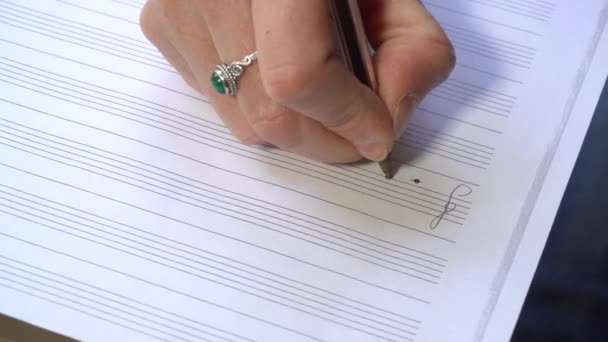 Músico Compositor Niña Mano Escribe Música Con Notas Hoja Partitura — Vídeo de stock