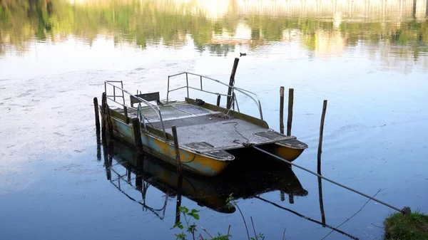 Pohled Opuštěnou Rybářskou Loď Řece — Stock fotografie