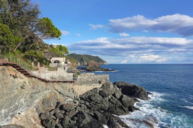 Kayalık kıyı ve Akdeniz manzarası  