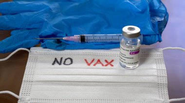 Avrupa, İtalya - Nisan 2021 Covid-19 Coronavirus - AstraZeneca aşısı - Aşılama ve aşıyı protesto eden vajina halkı yok.