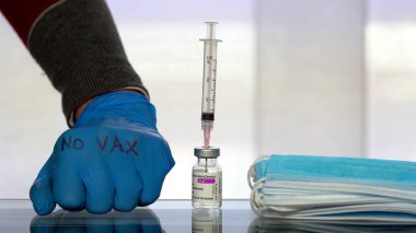 Avrupa, İtalya - Nisan 2021 Covid-19 Coronavirus - AstraZeneca aşısı - Aşılama ve aşıyı protesto eden vajina halkı yok.
