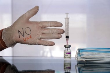 Avrupa, İtalya - Nisan 2021 Covid-19 Coronavirus - AstraZeneca aşısı - Aşılama ve aşıyı protesto eden vajina halkı yok.
