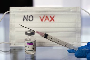 Avrupa, İtalya - Nisan 2021 Covid-19 Coronavirus - AstraZeneca aşısı - Aşılama ve aşıyı protesto eden vajina halkı yok.