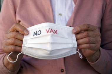 Avrupa, İtalya - Nisan 2021 Covid-19 Coronavirus - AstraZeneca aşısı - 70 yaşındaki kadın aşı yapılmaması gerektiğini söylüyor  