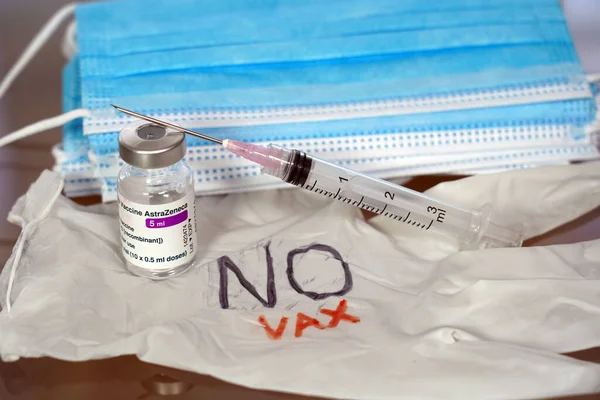 Avrupa, İtalya - Nisan 2021 Covid-19 Coronavirus - AstraZeneca aşısı - Aşılama ve aşıyı protesto eden vajina halkı yok.