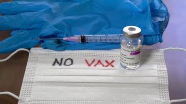 Avrupa, İtalya - Nisan 2021 Covid-19 Coronavirus - AstraZeneca aşısı - Aşılama ve aşıyı protesto eden vajina halkı yok.