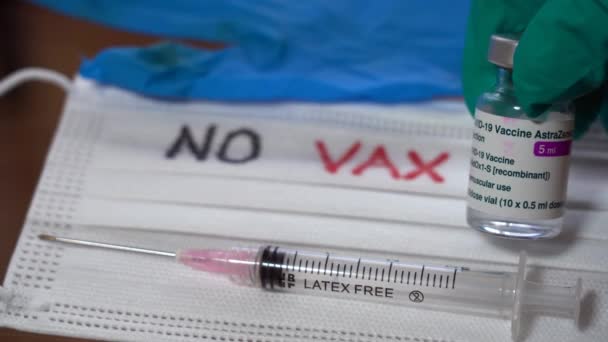 ヨーロッパ イタリアミラノ 2021年4月ワクチン接種に抗議する流行の人々はいないCovid 19コロナウイルス アストラゼネカワクチン 60歳以上の女性のための注射とワクチン投与量 — ストック動画